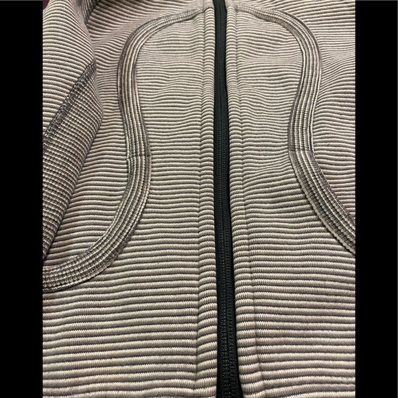 Lululemon Scuba Hoodie with Thumb Holes Women’s Size 2 - Picture 8 of 8